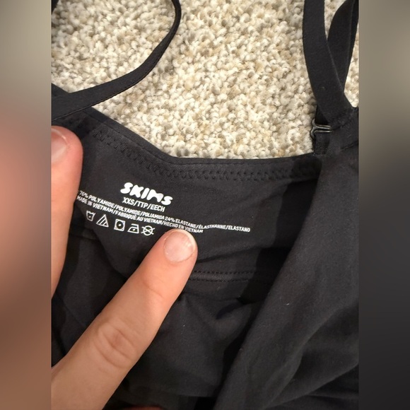 NWOT SKIMS Fits Everybody Cropped Cami In Black Size XXS - Picture 4 of 4